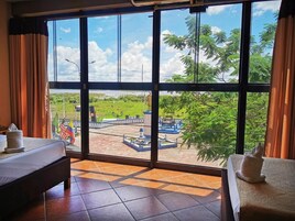 Chambre Triple, vue fleuve | Coffres-forts dans les chambres, fer et planche à repasser