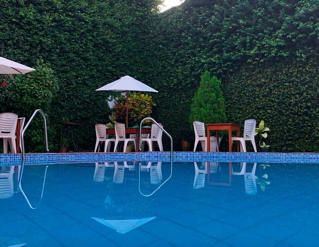 Una piscina al aire libre