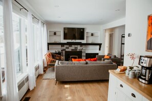 Televisión, chimenea, videojuegos, futbolito