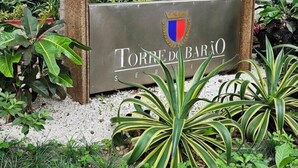 A sign for "Torres do Barão" with a modern building in the background. - Sua Casa no Rio Ipanema 2Qts com Garagem (Rio de Janeiro)