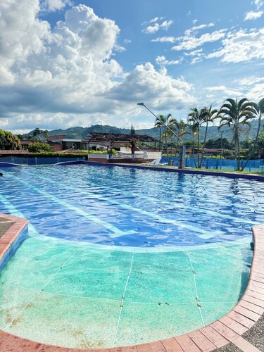 Sunny Oasis: Luxury living- Tennis, sauna,etc 
Santagueda