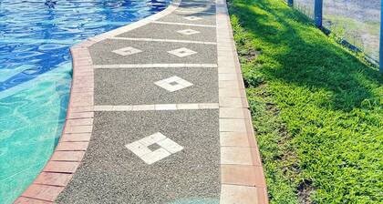 Sunny Oasis: Luxury living- Tennis, sauna,etc 
Santagueda