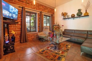 Cottage Familial, vue cour intérieure | Coin séjour | Télévision