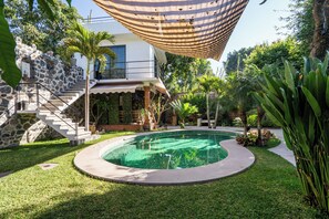 Una piscina al aire libre