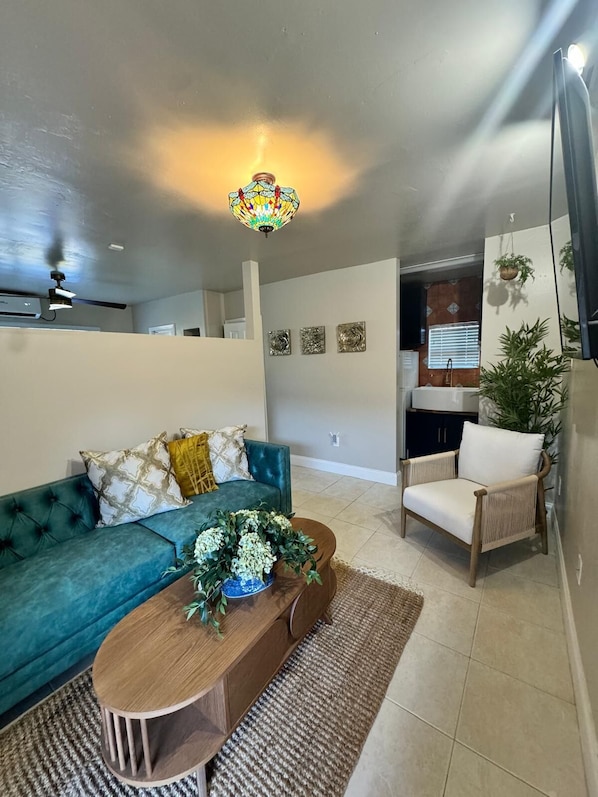 Living area - Chic studio with WiFi and AC in superb Cutler Bay (Cutler Bay)