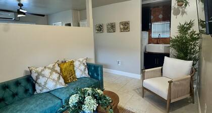 Chic studio with WiFi and AC in superb Cutler Bay