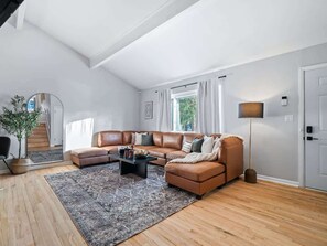 Smart TV, fireplace, offices - Two Entire Homes W/Hot Tubs and Games Sleeps 20 (Akron)