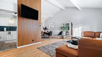 Smart TV, chimenea y oficina