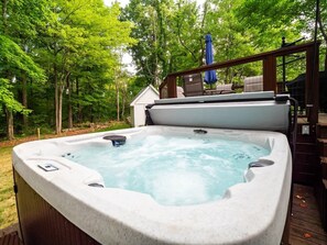 Outdoor spa tub - Two Entire Homes W/Hot Tubs and Games Sleeps 20 (Akron)