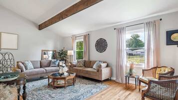 Smart-TV, Kamin, Arbeitsbereiche