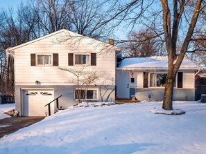 Exterior - Two Entire Homes W/Hot Tubs and Games Sleeps 20 (Akron)