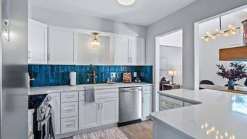 KĂŒhlschrank, Mikrowelle, Ofen, Herdplatte