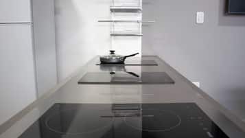 Kühlschrank, Mikrowelle, Herdplatte, Toaster