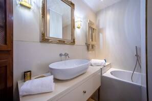 Dusche, Haartrockner, Bidet, Handtücher