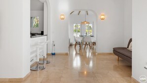A modern interior with a kitchen, dining area, and living space. - Casa Blanca | private pool - garden - bbq (Estepona)