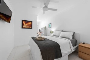 2 habitaciones, escritorio y tabla de planchar con plancha 