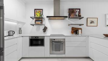 Coffee/tea maker, fridge, microwave, oven