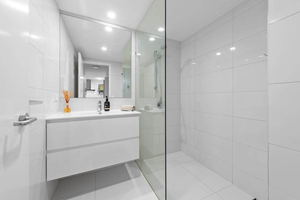 Shower, hair dryer, towels, shampoo