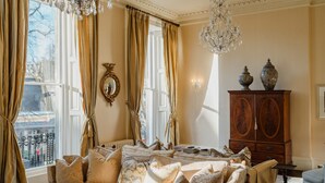Un salon spacieux avec un grand canapé, un meuble en bois et un lustre.