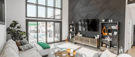 TV connectée, livres, chaîne hi-fi, espaces bureaux