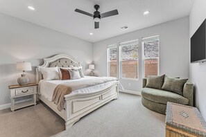 5 bedrooms, desk, iron/ironing board, travel cot - Desert Rose Hideaway: Community Waterslide + Lazy River (Washington)