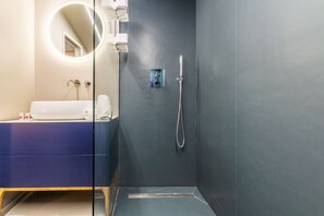 Regadera, secadora de cabello, bidet