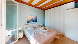 1 chambre, coffre-fort, fer et planche à repasser