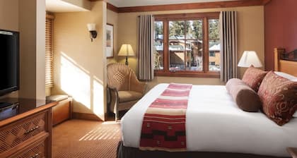 Charming 2-bedroom mountain resort with private balcony. Sleeps 6.