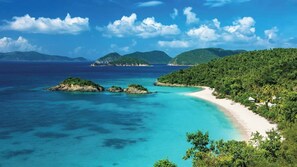 Chaises longues, serviettes de plage