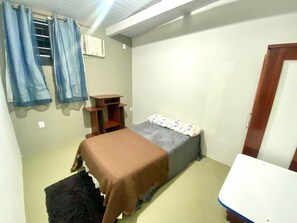 5 bedrooms, iron/ironing board, bed sheets