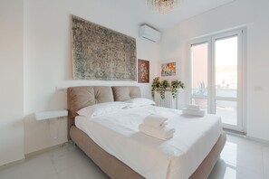 1 bedroom, iron/ironing board, WiFi - GuestHost - Bright and comfortable 45m2 apartment, able to accommodate up to 2 people, located on the sixth and top floor of a building with lift up to the fourth (last two floors to be reached on foot).The accommodation is located in the Città-Studi ar (Milano)