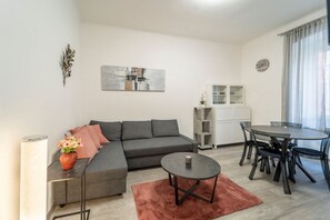 TV - St. James District Modern Apartment (Trieste)
