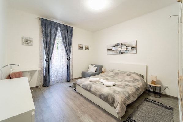 1 habitación, tabla de planchar con plancha, wifi y ropa de cama