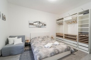 1 habitación, tabla de planchar con plancha, wifi y ropa de cama 