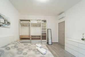 1 slaapkamer, een strijkplank/strijkijzer, wifi, beddengoed