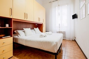 2 bedrooms, iron/ironing board, WiFi