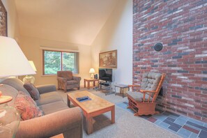 Fernseher, Videospiele, Tischfußball, Tischtennisplatte