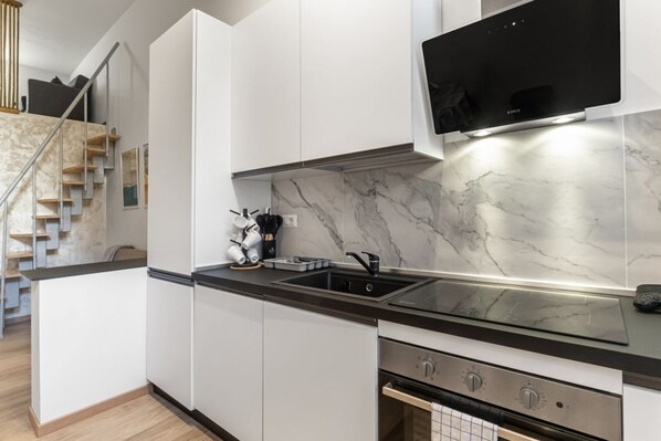 Een koelkast, een oven