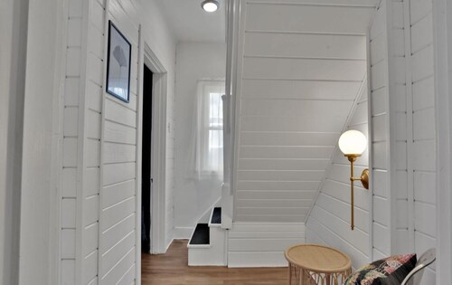 The Beverly est. 1939! Charming 3-bedroom house with Hot Tub! Permit 25-0078-STR