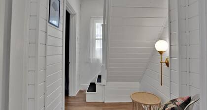 The Beverly est. 1939! Charming 3-bedroom house with Hot Tub! Permit 25-0078-STR