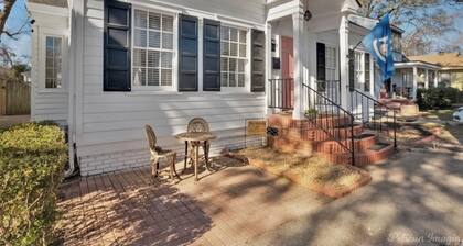 The Beverly est. 1939! Charming 3-bedroom house with Hot Tub! Permit 25-0078-STR