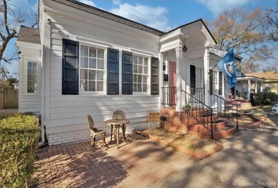 The Beverly est. 1939! Charming 3-bedroom house with Hot Tub! Permit 25-0078-STR