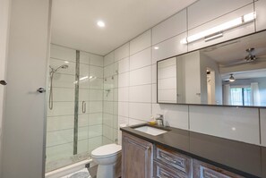 Douche, serviettes fournies, savon, papier de toilette