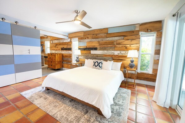 3 bedrooms, desk, free WiFi, bed sheets