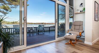 Sandmartin Lodge a lakeshore haven @ Pine Lake Resort
