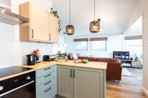 Frigorífico, microondas, horno y placa de cocina