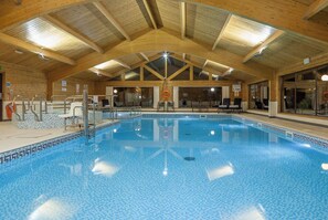 Una piscina cubierta, una piscina climatizada