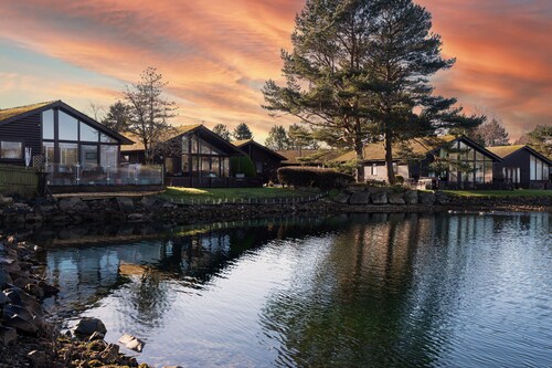 Sandmartin Lodge a lakeshore haven @ Pine Lake Resort