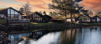 Sandmartin Lodge a lakeshore haven @ Pine Lake Resort