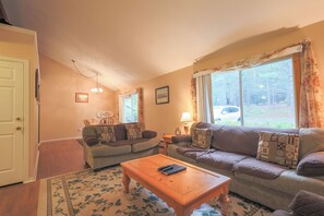 Smart TV, DVD player, foosball, table tennis - Official Seasons RMC Condo 03E - 1 Bedroom + Loft - sleeps 10 - Dog Fees (Bartlett)